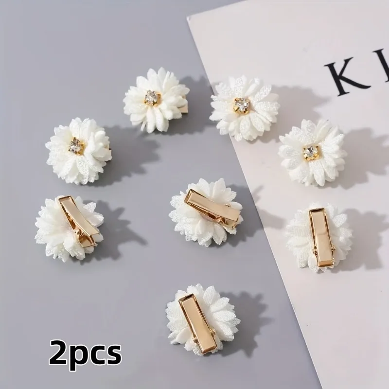 2pcs White Daisy Hair Clips with Rhinestones, Perfect for Valentine's Day, Parties, and Daily Wear. The Hair Clips Are Made of, Hand Wash Only. Featuring a Woven Design, They Are an Ideal Hair Accessory