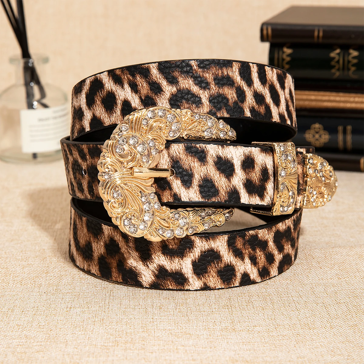 Luxurious and elegant gold-plated leopard print belt with rhinestone engraving and metal buckle, perfect for women and versati