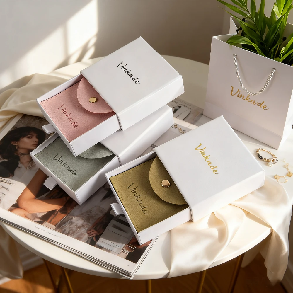 

Белый картонный ящик с логотипом на заказ для упаковки ювелирных изделий, подарочные коробки, ожерелье, серьги, браслет, кольцо для хранения, сумка из микрофибры