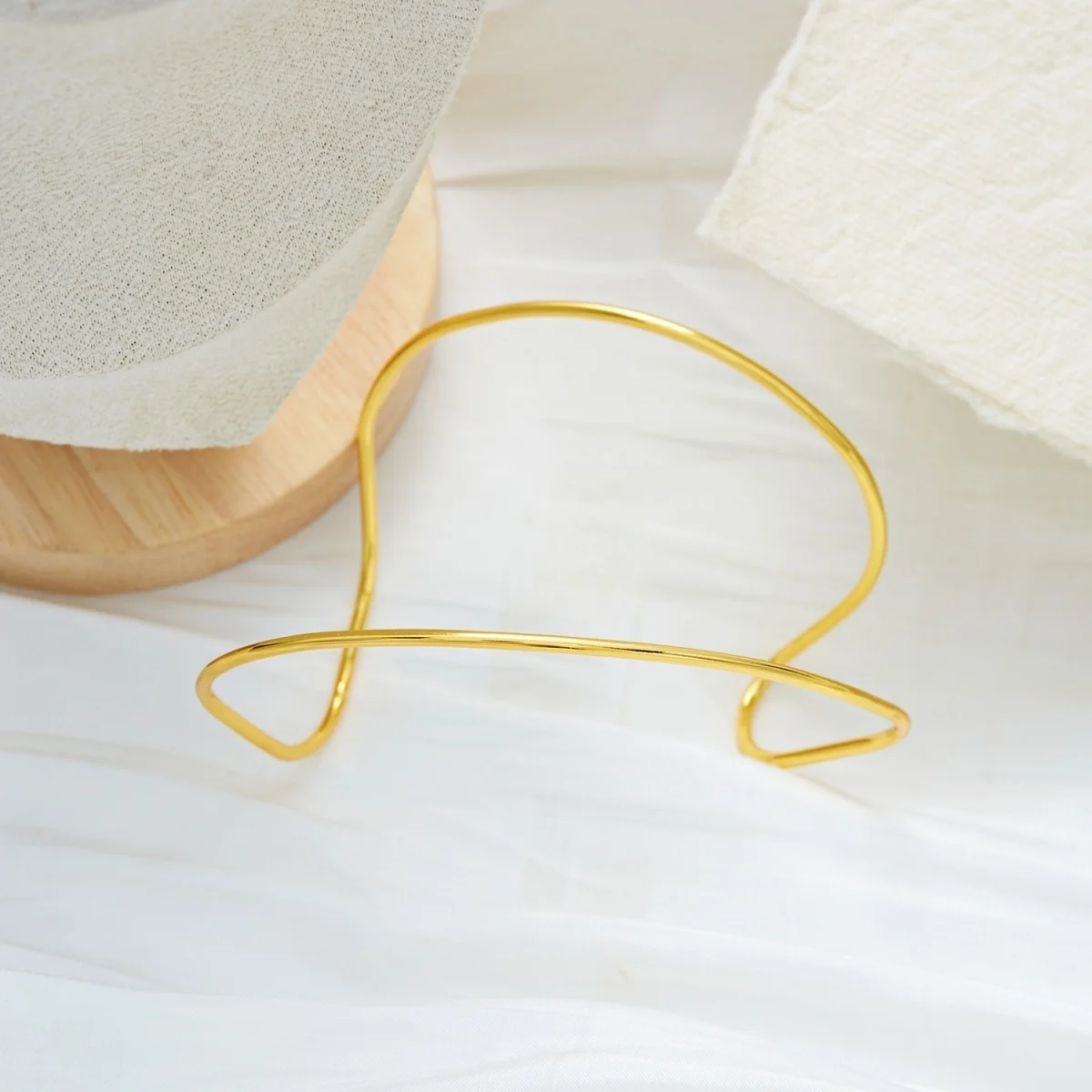 Einfache Edelstahl-Metall-Armreifen für Damen und Herren im Nischen-Stil mit geometrischen Spiralstreifen, offener Armreif-Schmuck. – Detail 23