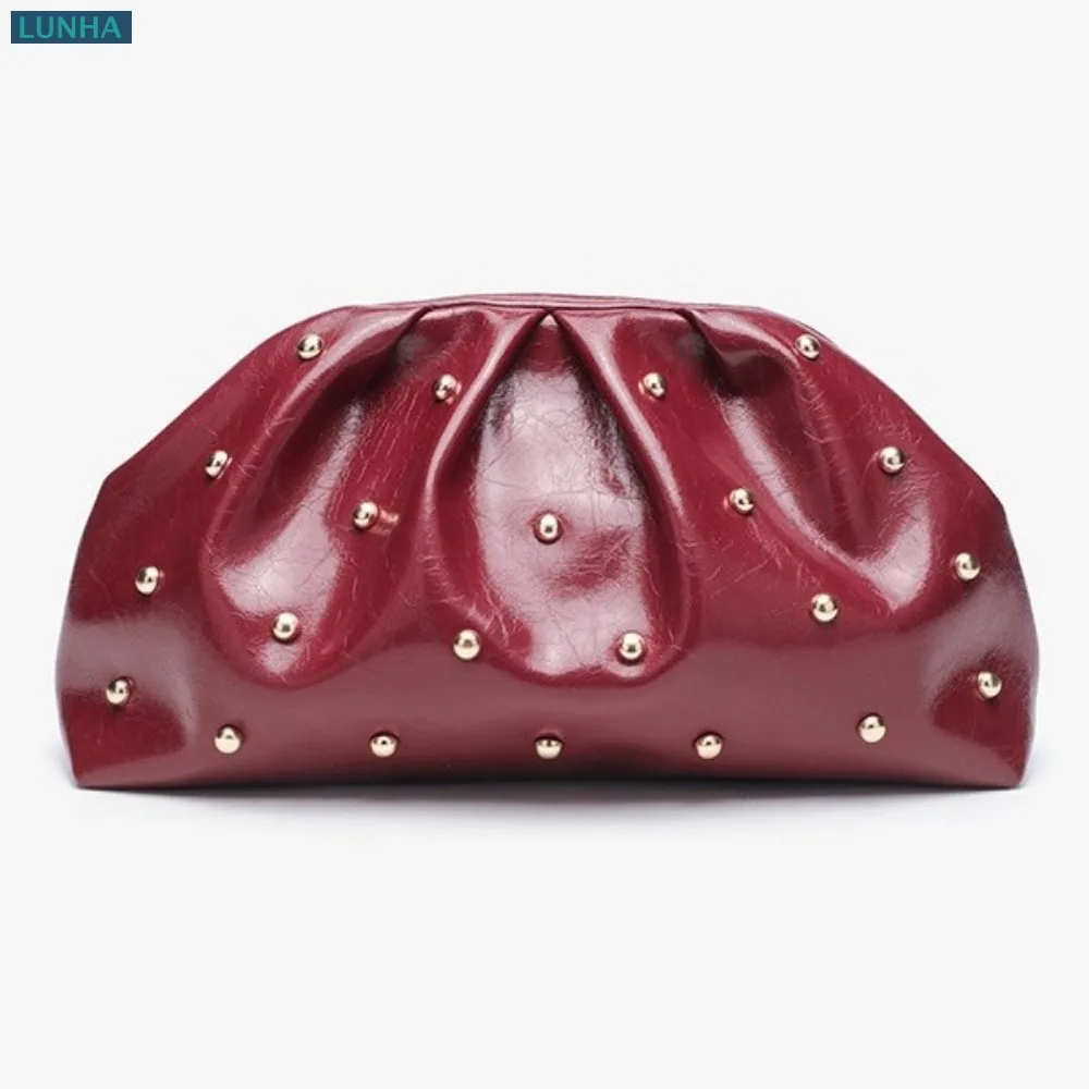 Bolso de mano vintage color burdeos con adornos metálicos, diseño de nube, para mujer, con acabado brillante, de poliuretano, con detalles fruncidos, ideal para eventos de noche, con cadena y asa para llevar al hombro, de gran capacidad.