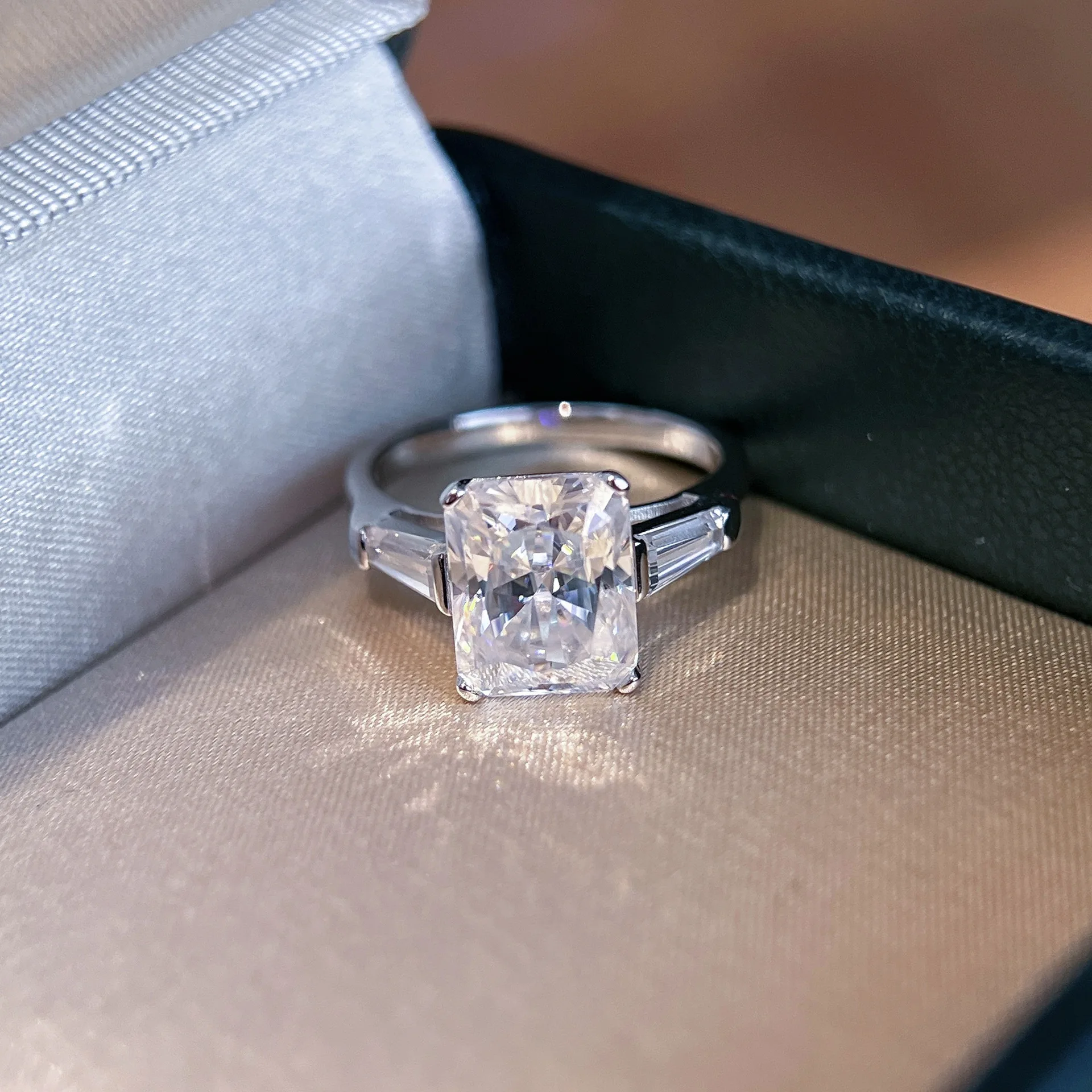 1/2/3/4Carat Radiant Cut Full Moissanite Engagement Ring with Tapered Baguette Shape Diamond S925 Silver Wedding Ring for Women