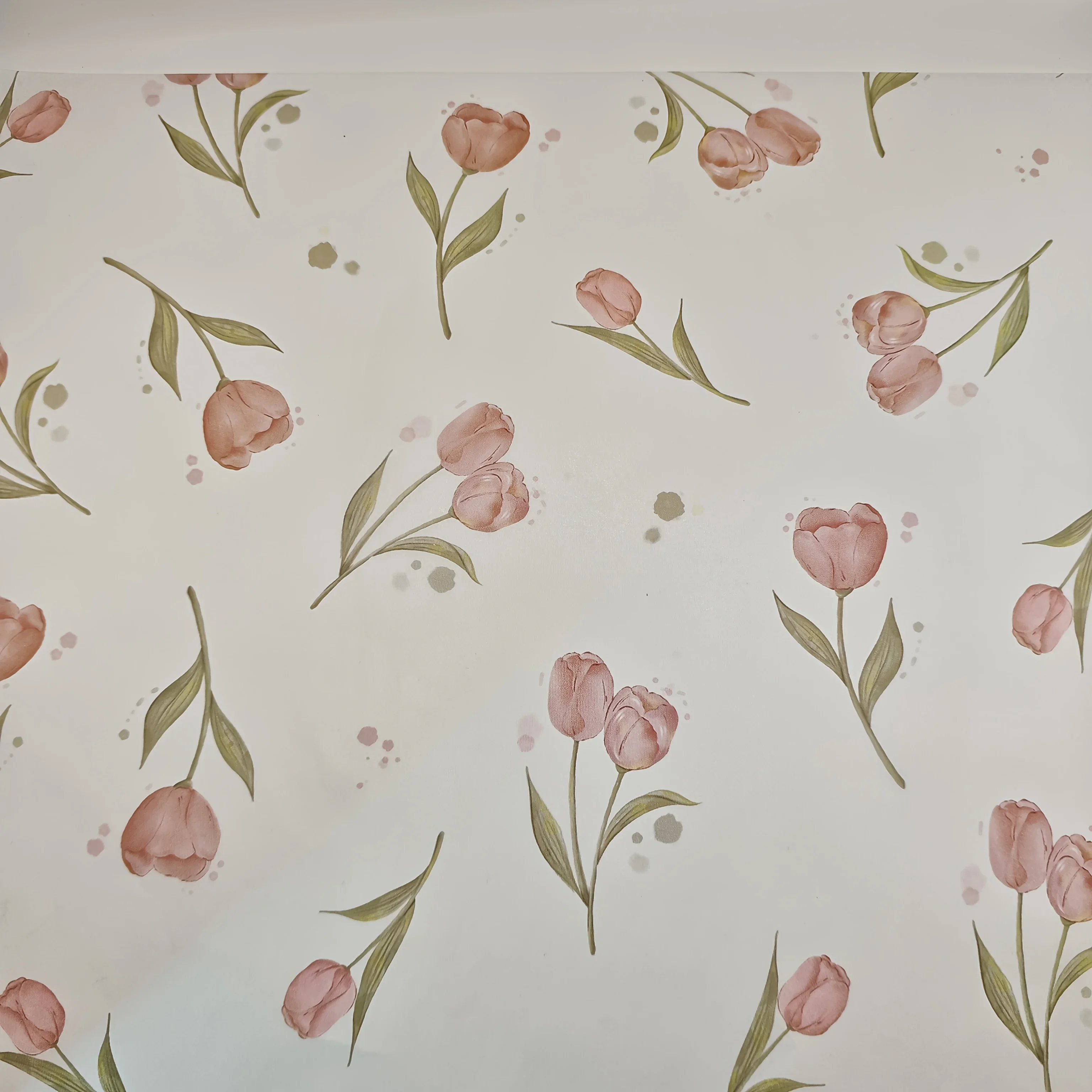 Elegantes Seidenpapier mit Tulpenmuster und grünen Blättern für Geschenkverpackungen, Weinflaschenboxen, Füllungen und Dekoration. – Detail 2