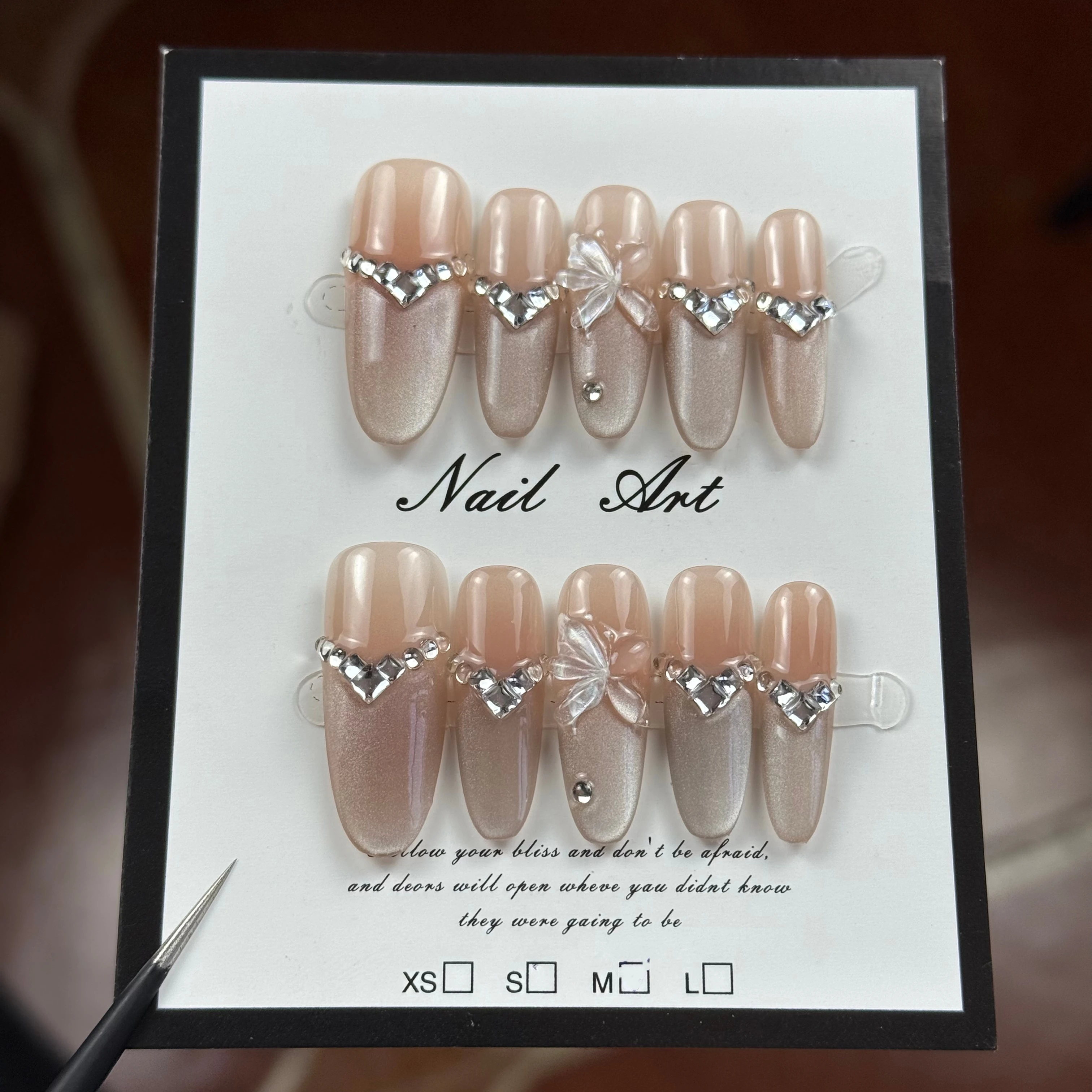10 Stück hochwertige, elegante, damenhafte Stil, handbemalte Schnitzereien, funkelnde Kettendiamanten, handgefertigte Nägel mit französischer Spitze
