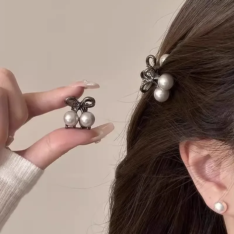 

OMG! This hairpin will shine! Cold gray + cute cherries are too charming~ Sweet and cool~