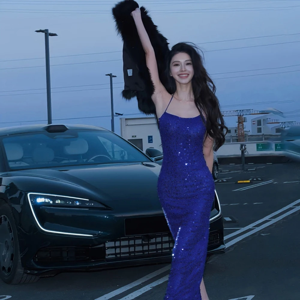 

SylCue сексуальное блестящее платье на бретельках женское платье с лямкой на шее и открытой спиной облегающее платье с высокой талией халат 2026 новый стиль элегантное длинное облегающее платье