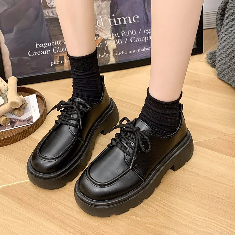 2024 donne primavera New Black Platform Flats Shoes mocassini da donna Slip on Boat Shoes Designer Casual Leather Oxfords