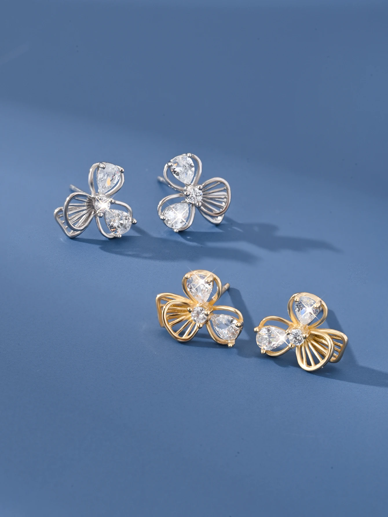 Ohrringe aus 925er-Sterlingsilber mit hohlen Kleeblatt-Intarsien und Zirkonperlen für Damen, vielseitiger und luxuriöser Schmuck, Urlaubs-Geburtstagsgeschenk