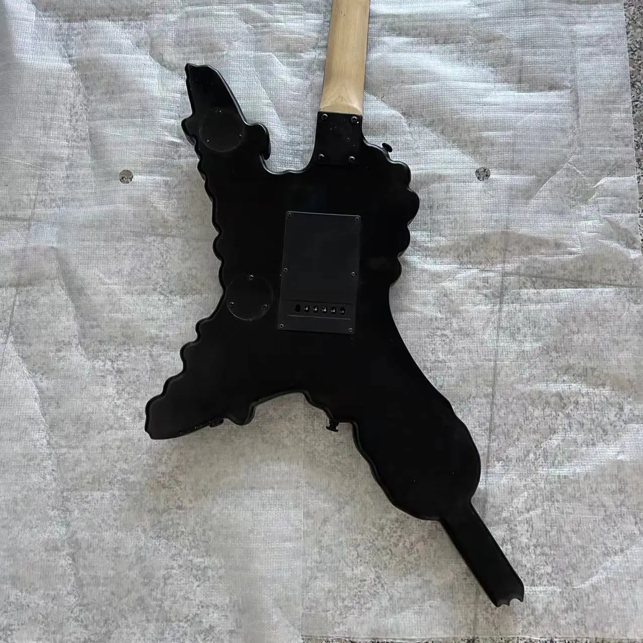 Em estoque, guitarra elétrica com escultura de caveira de chama de 6 acordes, corpo desenhado à mão, fotos de envio reais, pedido enviado imediatamente