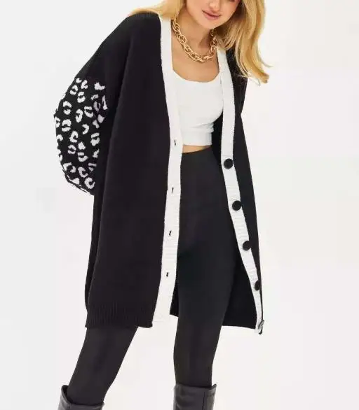 Kardigan damski dzianinowy o luźnym kroju, z żakardowym wzorem w panterkę, dekoltem w serek, średniej długości, idealny do pracy, kolekcja Jesień 2025.
