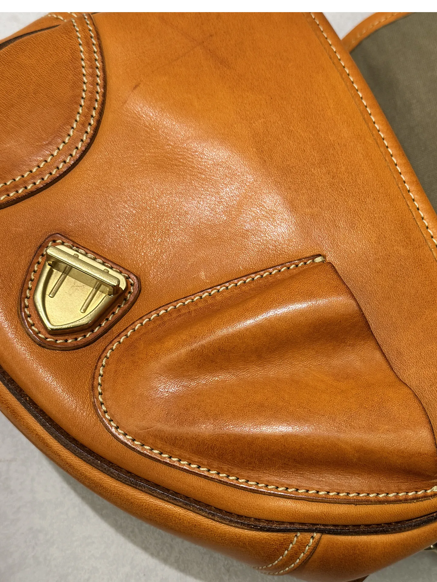 Handgefertigte, hochwertige Damen-Satteltasche aus erstklassigem Rindsleder für den täglichen Gebrauch, luxuriöse Schultertasche aus echtem Leder für Reisen. – Detail 16