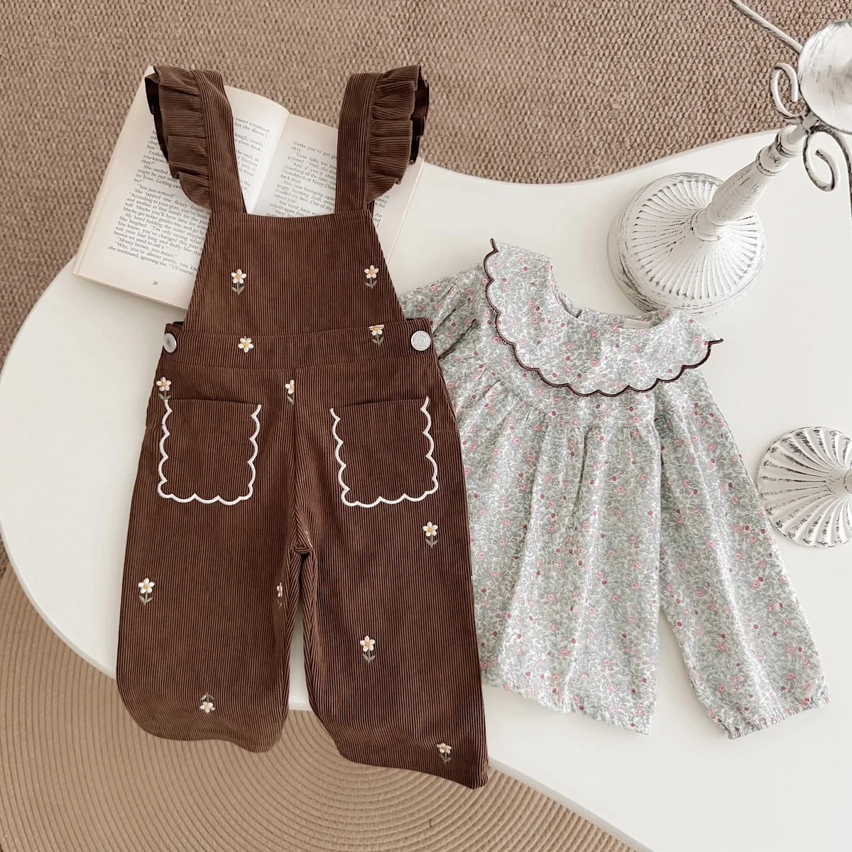 Koreanisches Pastoral-Babykleidungsset, weißes Oberteil mit Spitzenbesatz & brauner Cordoverall mit bestickten Blumenmustern an den Taschen – Detail 2