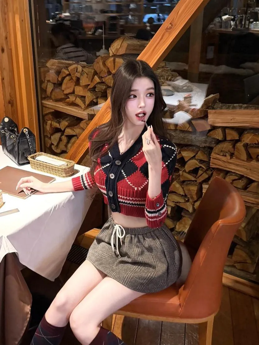 

Red Vintage Plaid V-Neck Knitted Cardigan Women's Outerwear 2026 New Year Atmosphere Unique Top Soft French Style Slim Fit