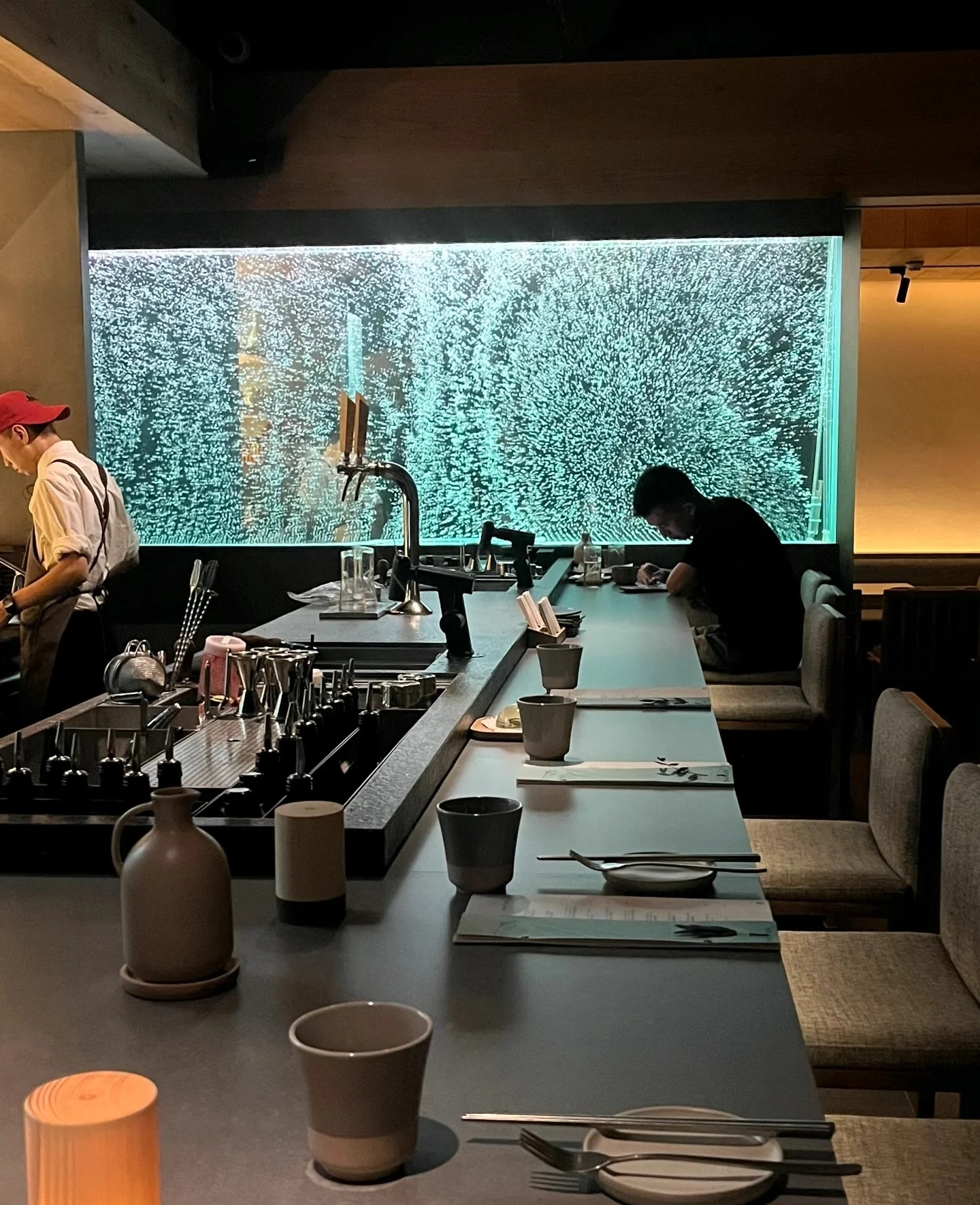 

Bubble Tank & Bubble Wall - Instagram-Worthy Aquarium Partition Screen with Bubble Strips - Ideal for Bars & Restaurants