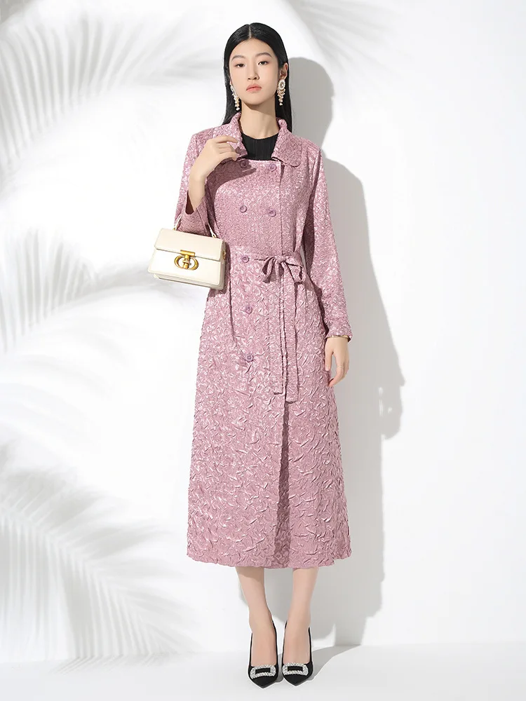 Hochwertige, plissierte Revers-Windjacke mit zweireihiger Schnalle und Bindung an der Taille, stilvolle Pendler-Herbst-Mittellänge im neuen Stil [ 20240907 ]