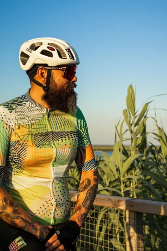Imagen 2 del producto DAREVIE Jersey de ciclismo para hombre, Maillot de ciclismo de nivel profesional que absorbe la humedad, ropa de ciclismo suave y ligera antideslizante de secado rápido para hombre