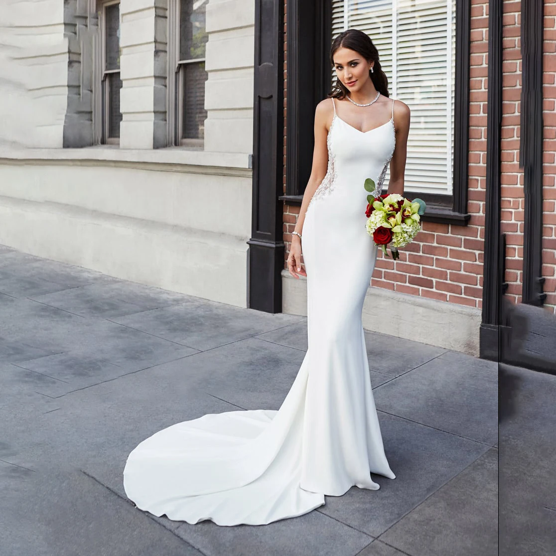 Vestidos de novia ajustados y acampanados de crepé, encaje con cuentas brillantes, recortes de perlas, tirantes finos, espalda baja abierta, vestido de novia personalizado