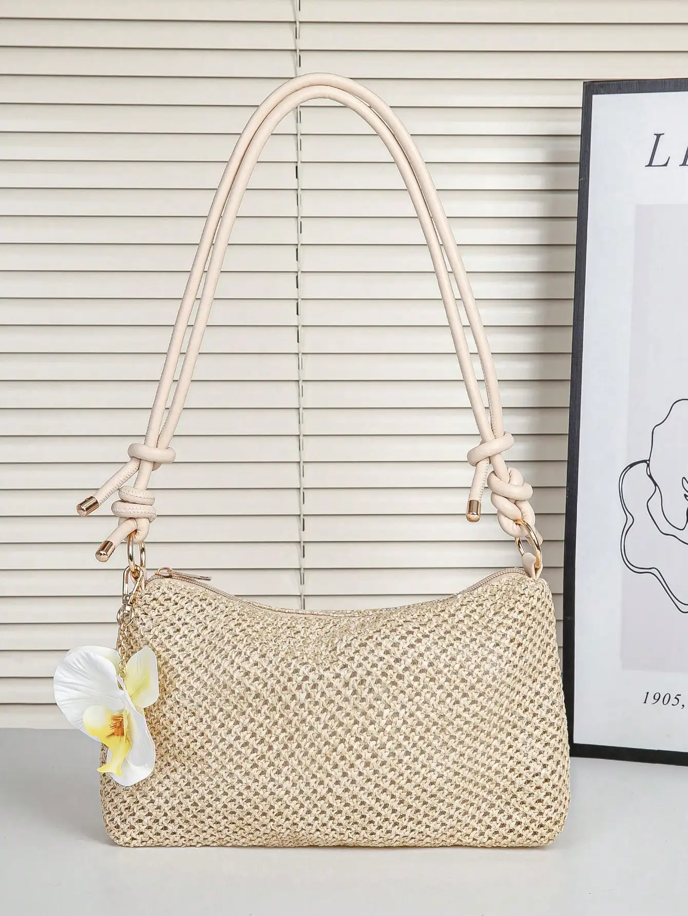 

Женская бежевая плетеная соломенная сумка через плечо с узловой ручкой и подвеской в виде орхидеи