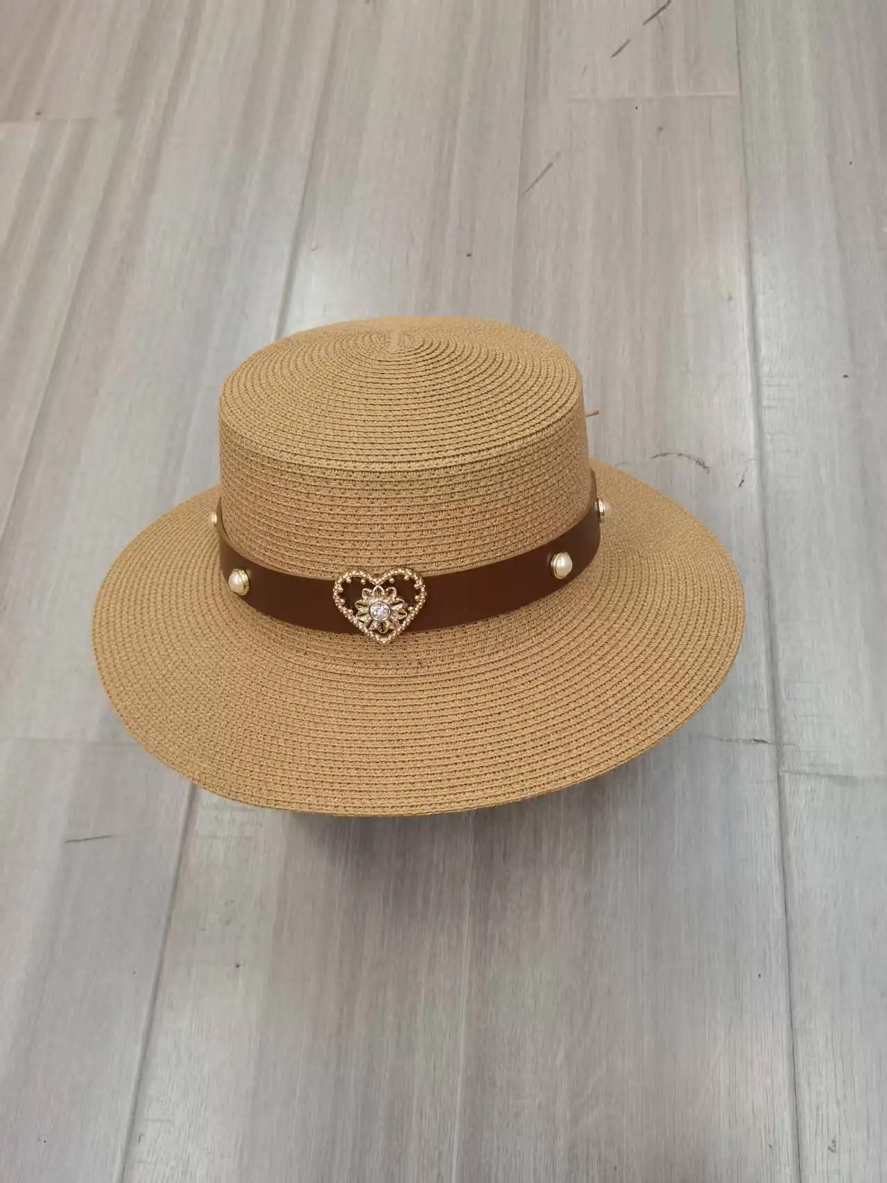 Neuer Frühlings- und Sommer-Strohhut für Damen, flache Kappen, Sonnenschutz und Sonnenschirm, Strandhüte mit flacher Krempe und breiter Krempe