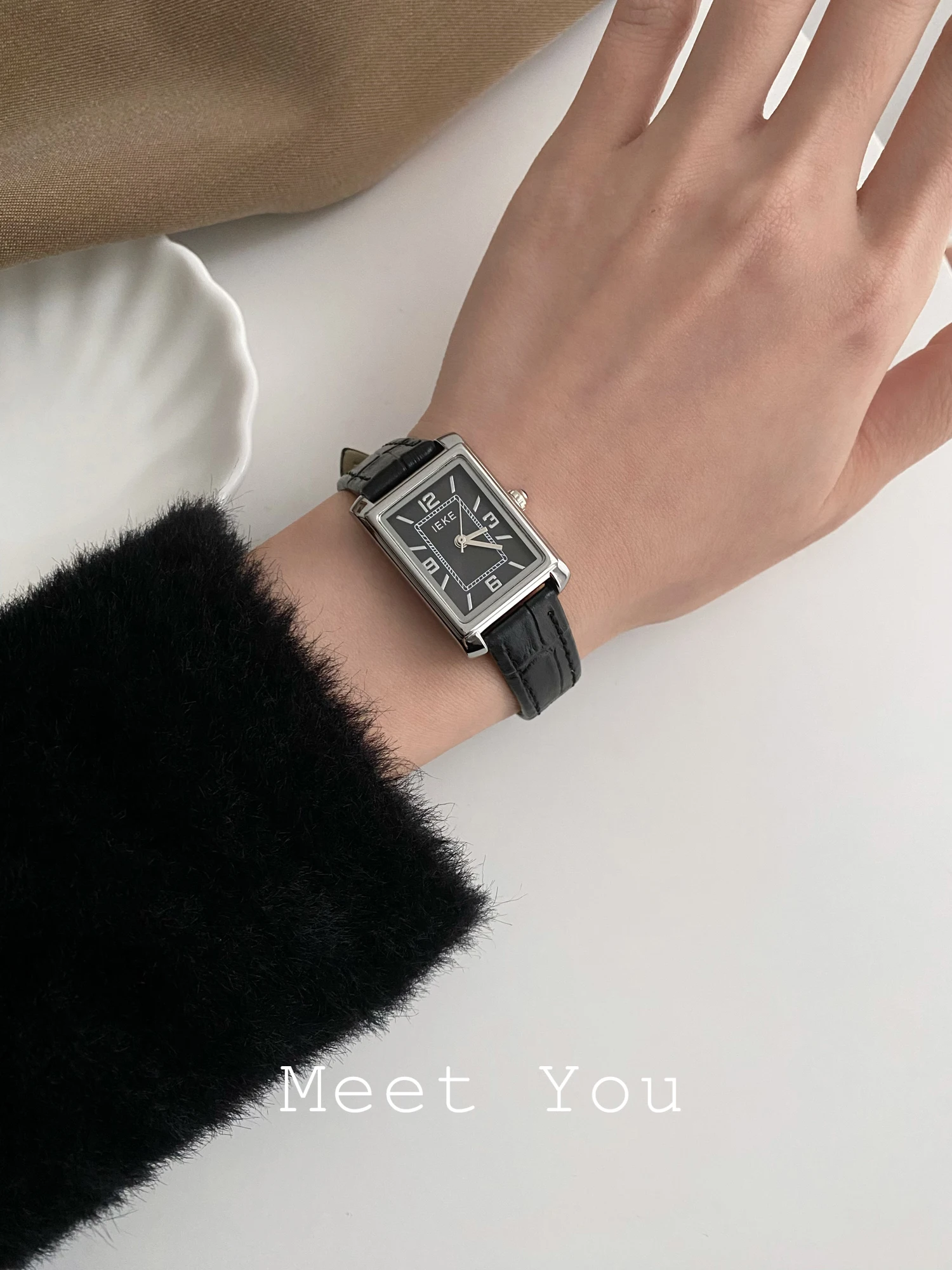 Square-shaped, retro-style, simple, fashionable, light luxury, versatile, and exquisite women's watch; a great gift for women.