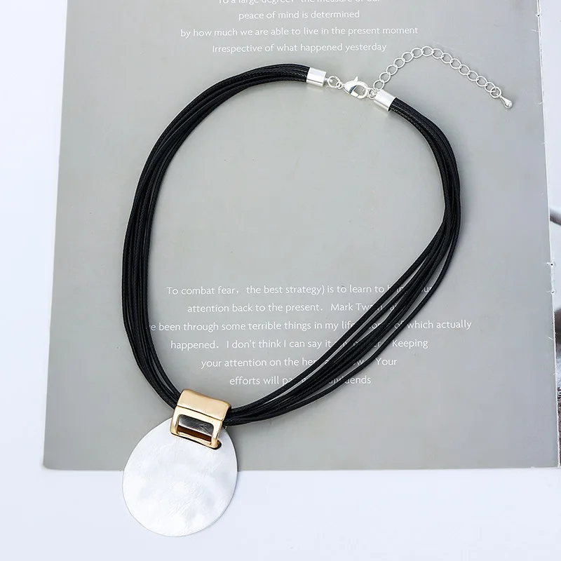 Round Pendant Necklaces for Women Vintage Collars Chains Geometric Luxurious Clavicle Chain Exaggerate Jewelry Christmas Gifts