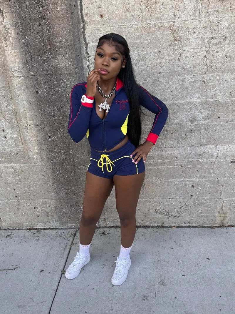 

Цветная вышивка букв в стиле пэчворк, женские спортивные костюмы, комплект из 2 предметов, куртки на молнии с длинными рукавами, укороченные топы + шорты, костюмы для фитнеса