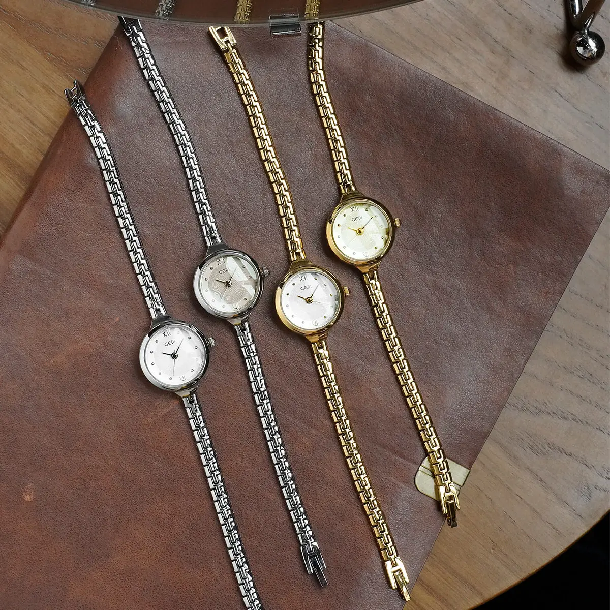 Novo relógio de estudante de luxo com pulseira, movimento de quartzo vintage, relógio feminino versátil com uma banda fina e design simples.