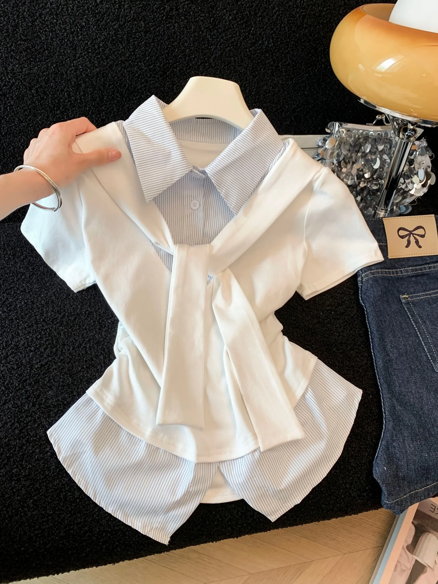 

Женская летняя футболка с коротким рукавом и воротником-стойкой, имитация двухслойности, в стиле колор-блок, с уникальными красивыми полосками и плиссированными плечами