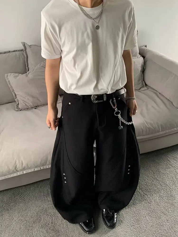 Amerykańskie spodnie męskie z naszywkami, nitami i nożem, luźne spodnie z szerokimi nogawkami, spodnie typu dad, spodnie latarnie, styl casual, młodzieżowy styl.