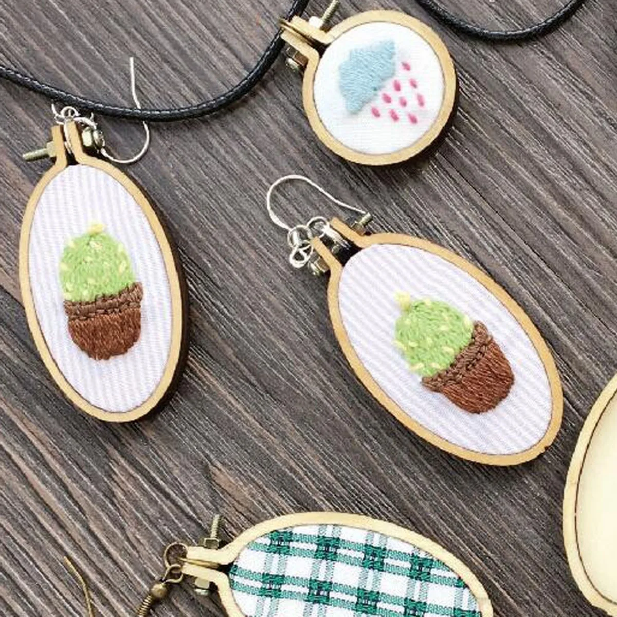 

Mini Bear Shape Wooden Embroidery Frame Cross Stitch Hoop DIY Crafts Pendant Necklace Bracelet Decor Mini Cross Stitch Frame