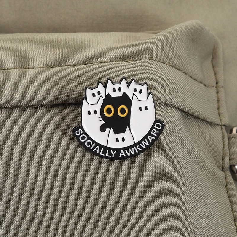 사회적으로 어색한 에나멜 핀, 사회적 배터리 부족 브로치, 라펠 배지, 검은 고양이 재미있는 동물 장신구, 친구들을 위한 선물