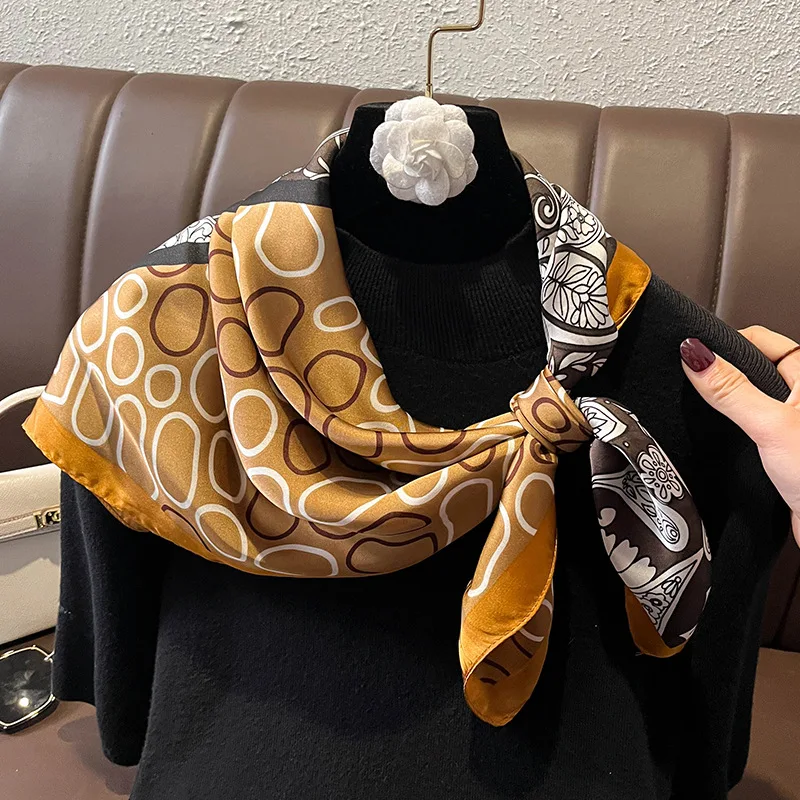 Fashion Brand Metal Horseshoe Chain Champagne Silk 70x70cm Square Scarf Scarf Female Tie Hair Tie Bag Professional Woman Scarf