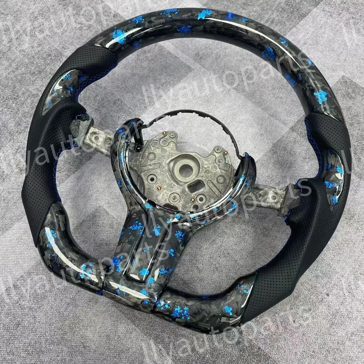 Lenkrad aus geschmiedetem Carbon für BMW F10 F20 F30 F32 F36 F80 F82 M3 M4 M5 – Detail 3