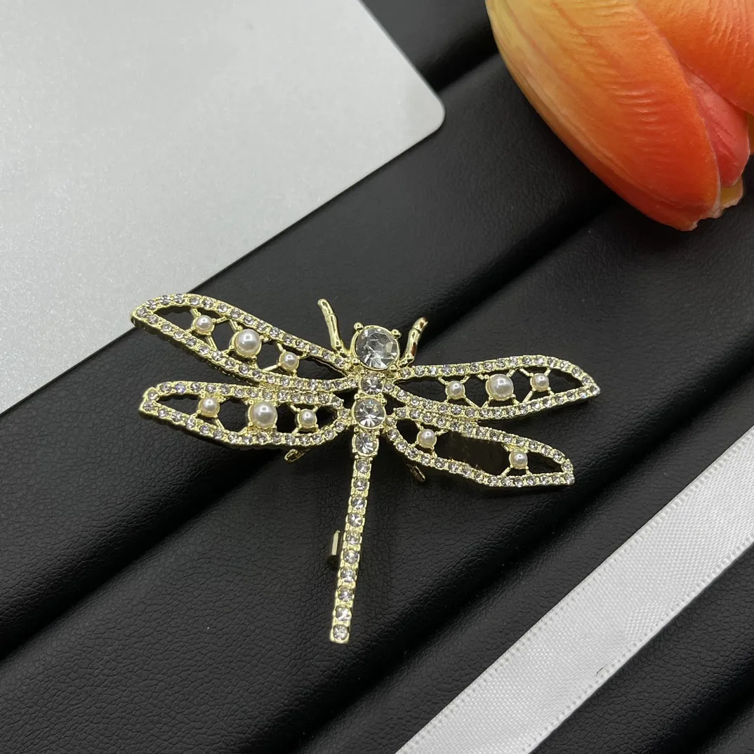 

Fashionable dragonfly inlaid pearl brooch