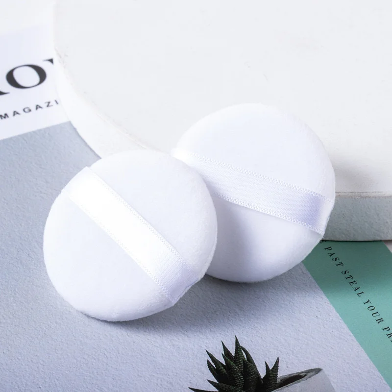 قطعتان من نفث البودرة الجافة بشريط متدفق غير لاصق على اليد، نفث البودرة السائبة، مكياج صغير من القطن في الاستوديو