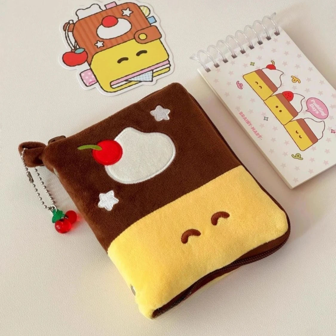 Urocza pluszowa torebka podróżna na paszport w kształcie puddingu, przenośna torba na drobne i karty dla studentów.