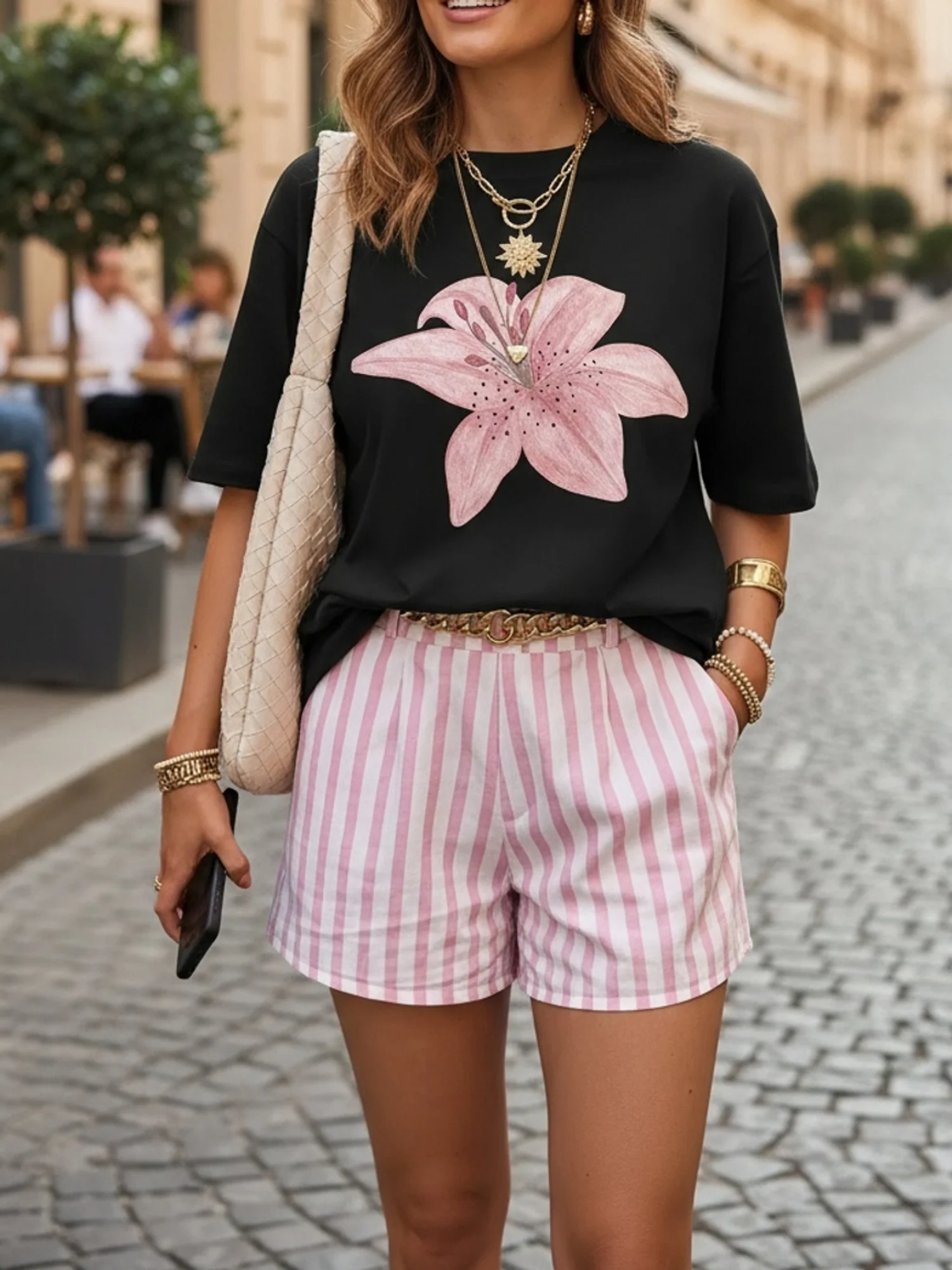 [Short-sleeve T-shirt] Black Casual T-shirt, Adorned with a Large and Exquisite Pink Lily Pattern - Perfectly Suited for Urban Street Style, Comfortable to Wear, Suitable for Everyday Use, Ideal for Summer Outings and Casua