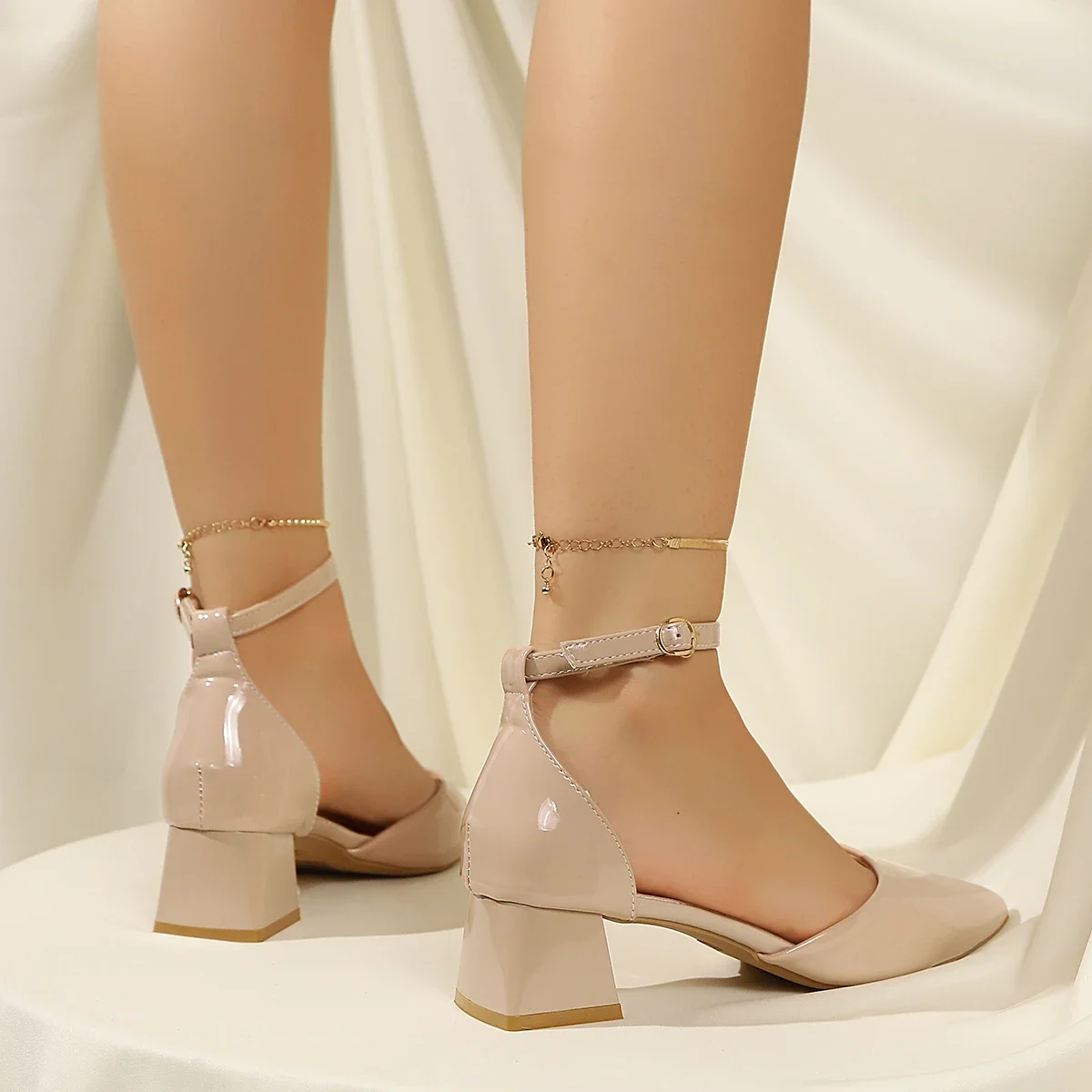 Französisches Elegantes Lackleder-Design Einfache Schwarze Sommer-Spitze Mode Dicker Absatz High Heels Schuhe Bequemes Polyurethan – Detail 2