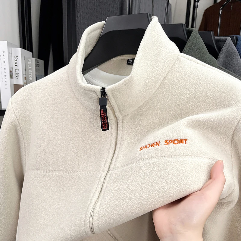 Felpa calda in velluto di marca di fascia alta da uomo 2025 inverno nuova giacca di design con ricamo a lettera di lusso cappotto caldo con cerniera casual allentato