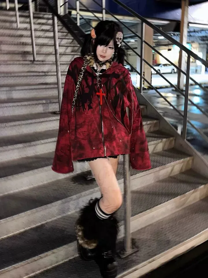 خطابات الطباعة Vintage معطف القوطية المرأة سلاسل معدنية الأحمر الشرير ثقافة فرعية البلوز مقنعين سترة معطف خارجي فضفاض