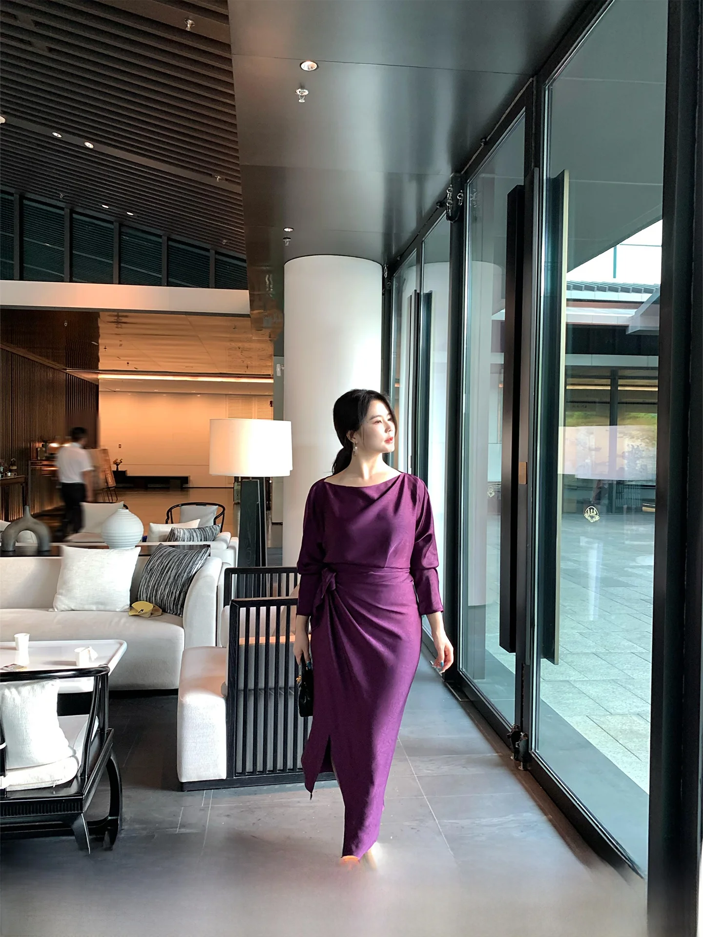 

Новое летнее фиолетовое шелковое платье больших размеров с поясом и разрезом, повседневное, с высокой талией, А-силуэт, миди, для женщин больших размеров