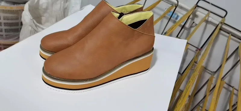 2025 Neue Damenstiefel Designer Keilabsatz Plateau-Stiefel Modische Reißverschluss-Knöchelstiefel für Damen PU-Leder Freizeitstiefel Botas De Mujer – Detail 9