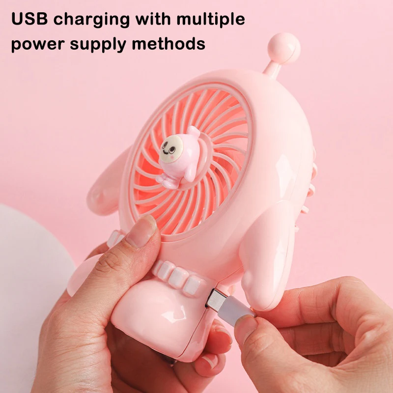น่ารักการ์ตูนพัดลมชาร์จแบบพกพา 3-Speed Desktop Fan สําหรับห้องนอนสํานักงานกลางแจ้ง Camping ชาร์จนักเรียนพัดลมขนาดเล็ก