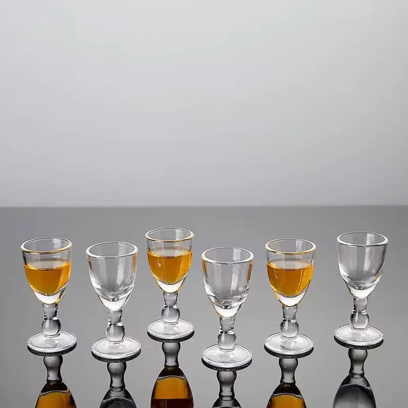 Sechs Mini-Weingläser mit hohen Füßen und weißem Geist, kleiner Kelch mit starkem Mund, kleine Weingläser aus Glas, kleine Kristallglasbecher