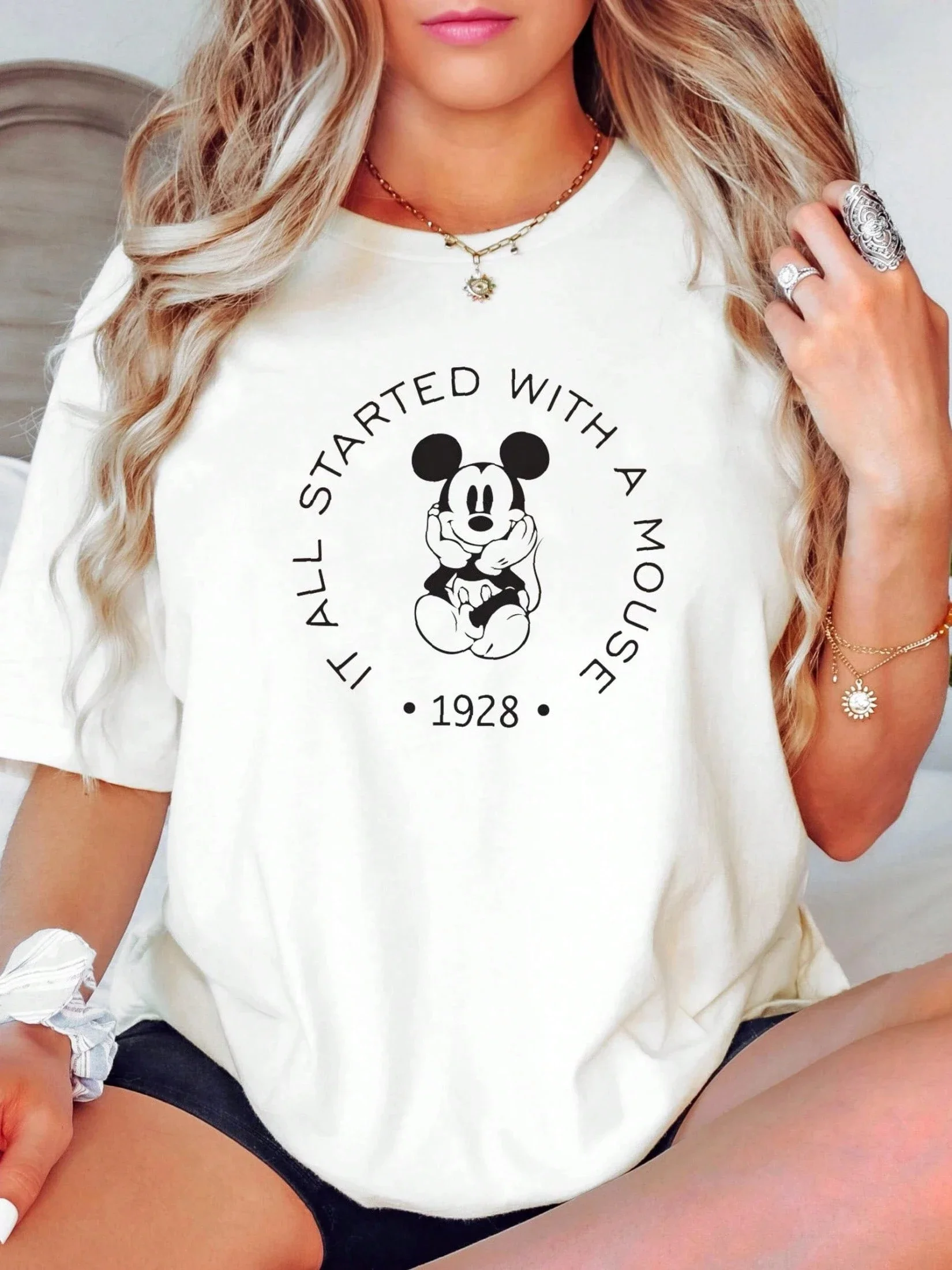 تي شيرت نسائي مطبوع عليه تي شيرت ديزني: سويت شيرت "It All Start With a Mouse"، قميص ديزني 1928، تي شيرت علوي لجميع المواسم