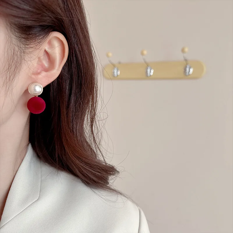 

Autumn and winter retro color contrast velvet wine red earrings, unique and niche stud earrings, elegant earrings