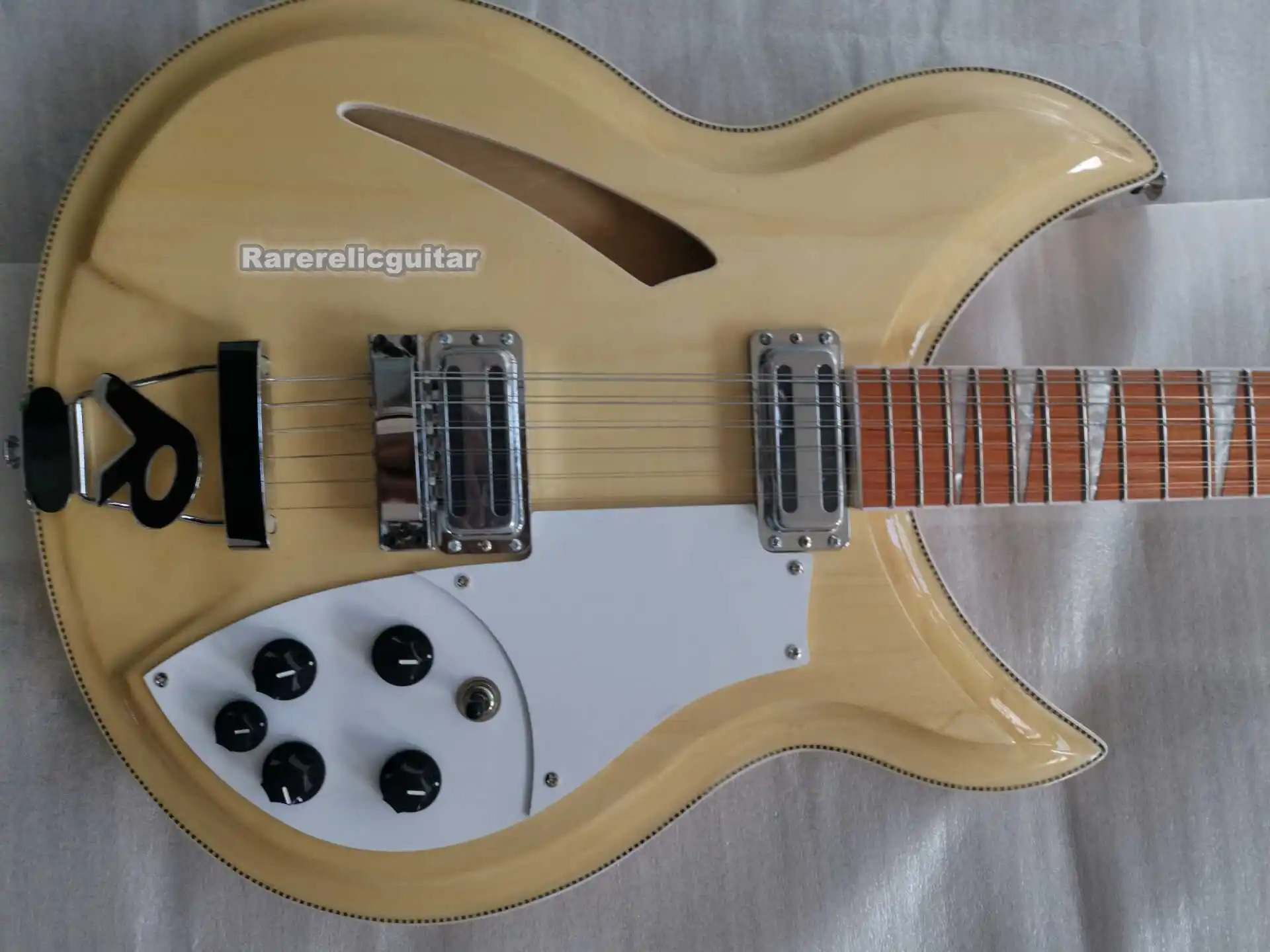 

12-струнная электрогитара с полуполым корпусом, натуральный цвет, шейка типа "сэндвич", R-образный тейлпикс.