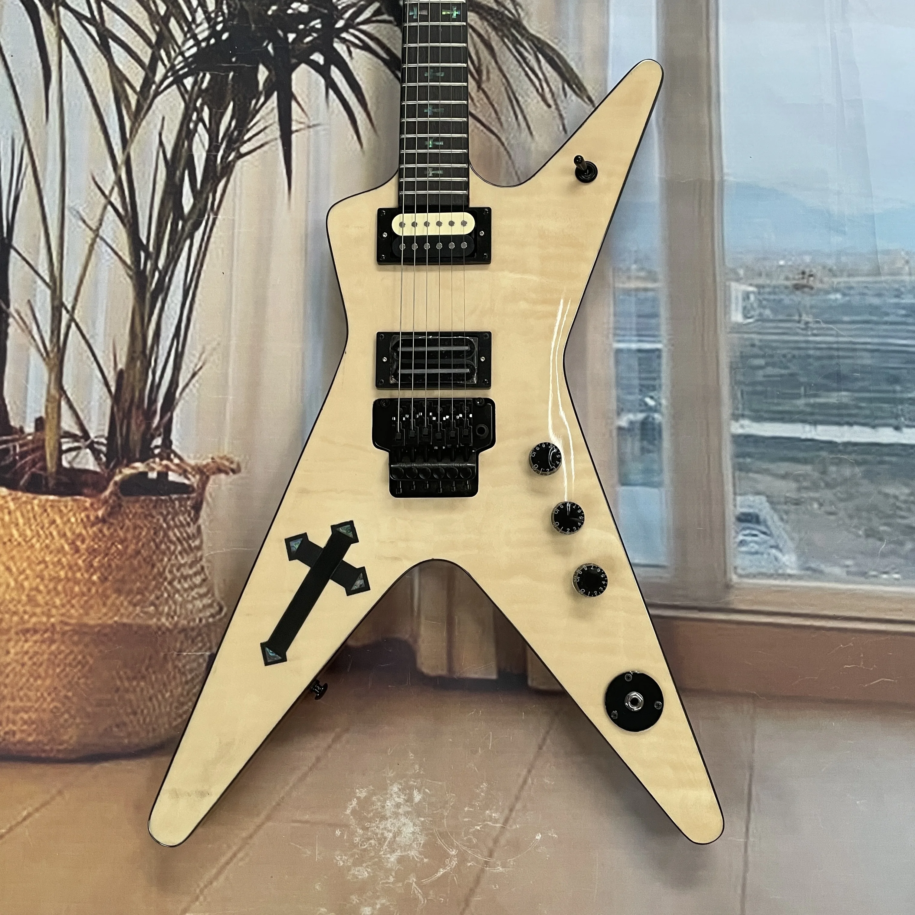 

Электрогитара на 6 струн с глянцевым покрытием, двумя звукоснимателями и двойным тремоло. Идеально подходит для начинающих.