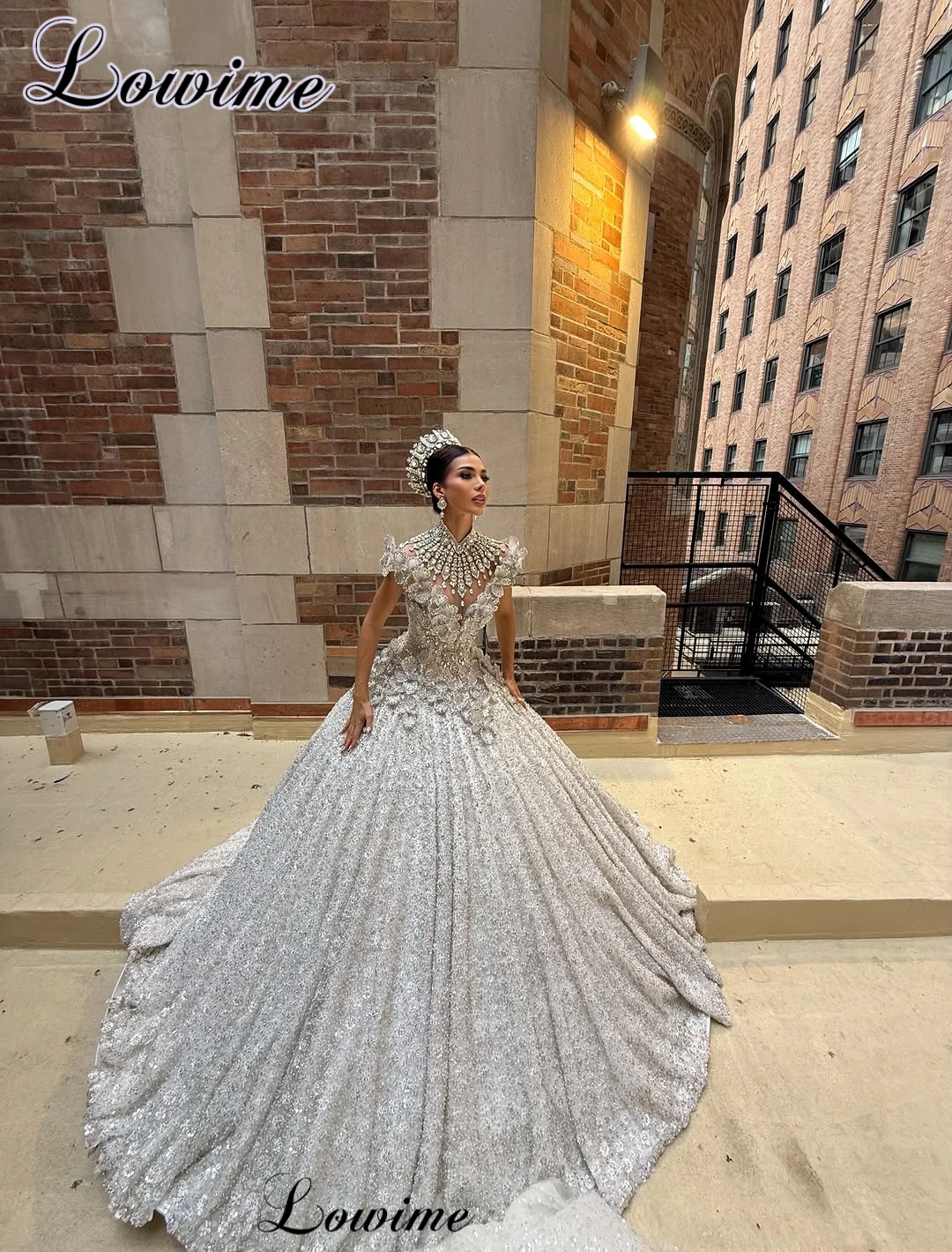 Luxury Beige Beaded Wedding Dresses For Women 2027 Elegant Crystals Wedding Gowns Chapel Brides Dress Vestido Blanco Customized