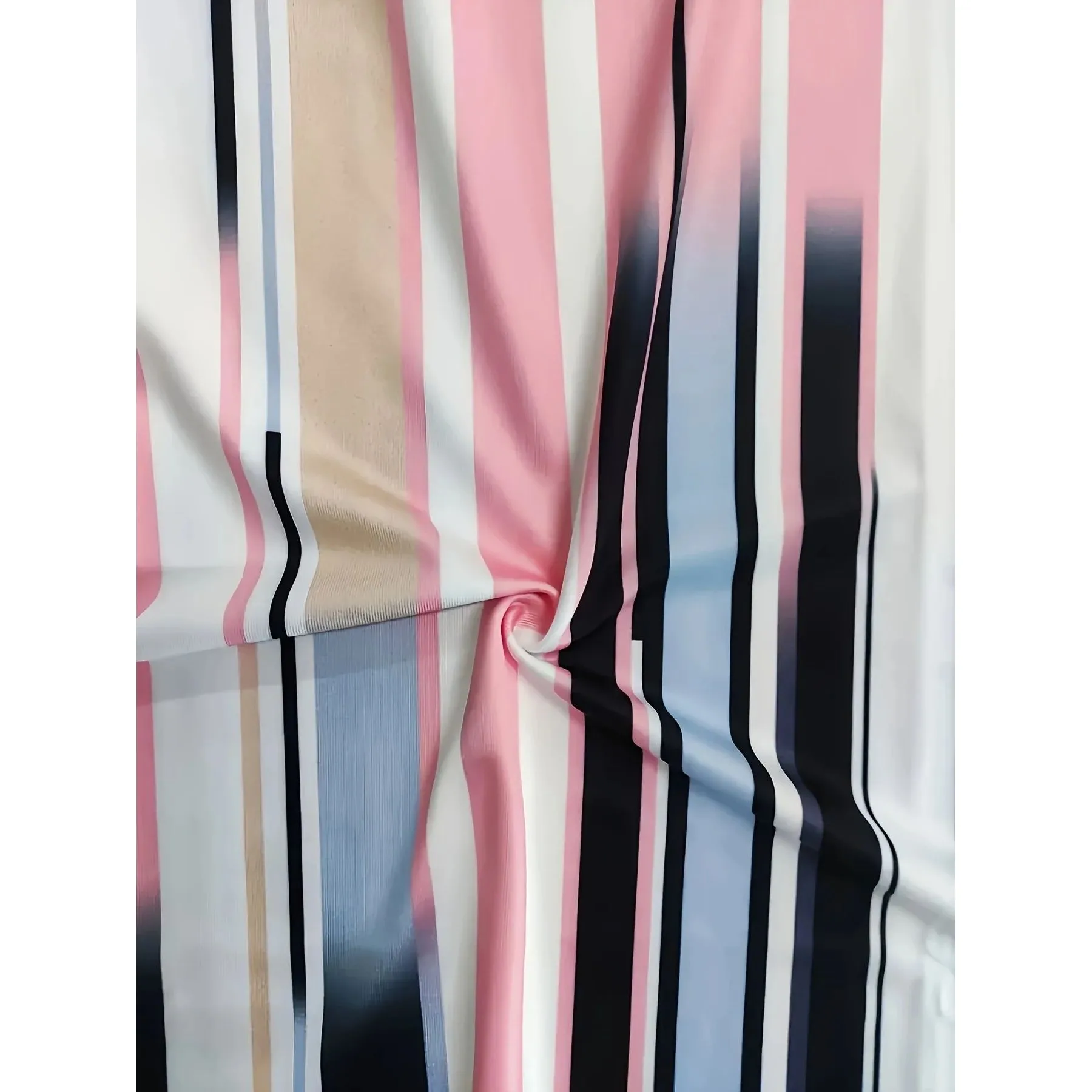 قميص نسائي صيفي 2024 بطباعة مخططة وياقة على شكل V، فضفاض ومريح وقابل للتنفس، أنيق وعصري